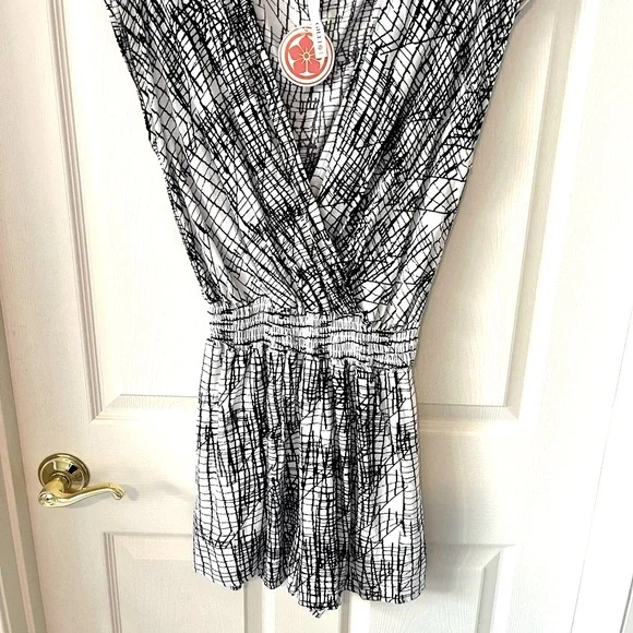 GILLI USA NWT Black White Graphic Print Romper Size Small | Wrap Style - Picture 2 of 10